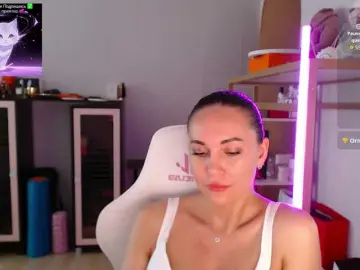 Bongacams Nude Webcam of QWEENII