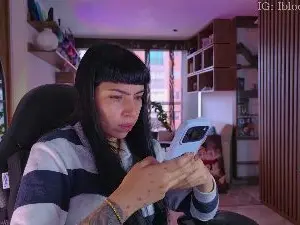 Cam4 Live Porn of QueenDesiree