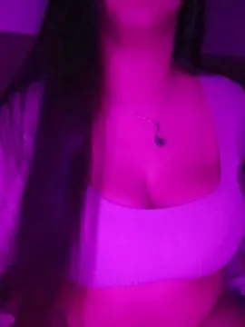 Cam4 Live Porn of morenita_888
