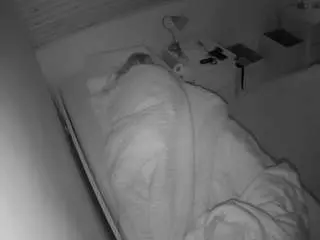 Camsoda Nude Webcam of voyeurcam-julmodels-greybed-1