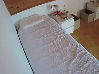 Camsoda Nude Webcam of voyeurcam-julmodels-greybed-1