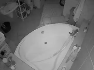 Camsoda Live Sex Cam of voyeurcam-julmodels-bath-1st-1
