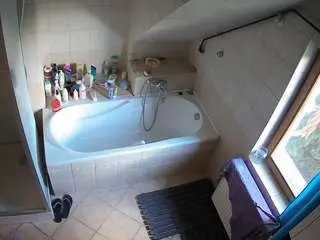 Camsoda Best Webcam of voyeurcam-julmodels-bath-2nd-1