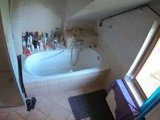 Camsoda Adult Webcam of voyeurcam-julmodels-bath-2nd-1