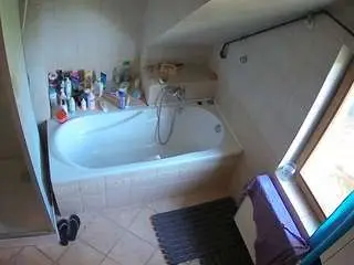 Camsoda Sex Cam of voyeurcam-julmodels-bath-2nd-1