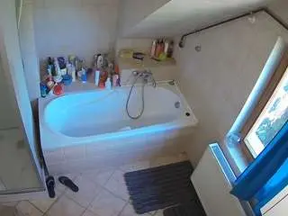 Camsoda Free Porn Cam of voyeurcam-julmodels-bath-2nd-1