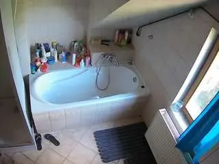 Camsoda Free Porn Cam of voyeurcam-julmodels-bath-2nd-1