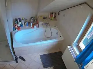 Camsoda Private Sex Chat of voyeurcam-julmodels-bath-2nd-1