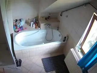 Camsoda Live Sex Cam of voyeurcam-julmodels-bath-2nd-1