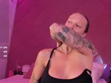 Chaturbate Live Sex Cam of lunaawilde