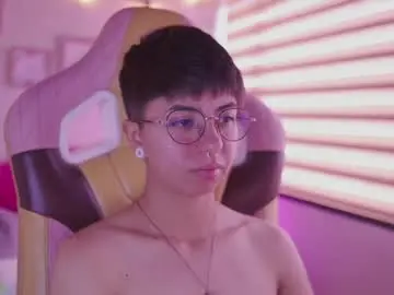 Chaturbate Live Sex Cam of tommy_blue1