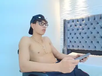 Chaturbate Live Sex Cam of lenny_knox2
