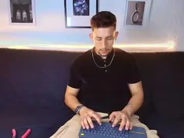 Chaturbate Live Sex Cam of emiliocum_24
