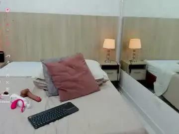 Chaturbate Live Sex Cam of gisel_lara