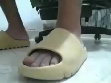 Chaturbate Live Sex Cam of srfindomfeet_