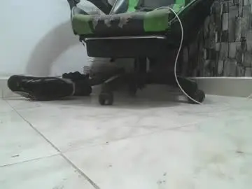 Chaturbate Live Sex Cam of srfindomfeet_
