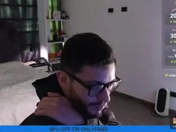 Chaturbate Live Porn of phantom_bigger1
