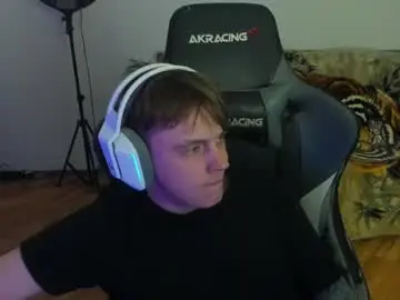 Chaturbate Live Sex Cam of aron_neall