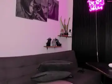 Chaturbate Live Sex Cam of mia_ravenn