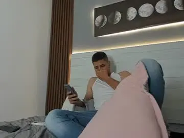 Chaturbate Live Sex Cam of mauro_boy