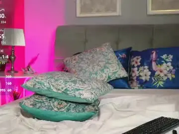 Chaturbate Live Sex Cam of mira_glow