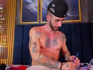 Chaturbate Live Sex Cam of darwin_horny2