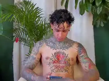 Chaturbate Live Sex Cam of aron_ford