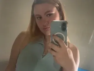 Streamate Live Porn of Avety_doll