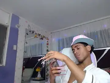 Stripchat Watch Live Sex Cams of Santy_bigcock_01