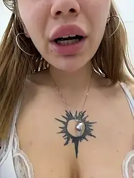 Stripchat Live Sex Cam of FlashTitsRoyal