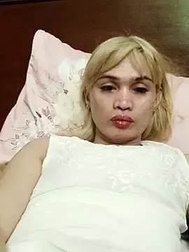 Stripchat Live Sex Cam of QueenSoreal
