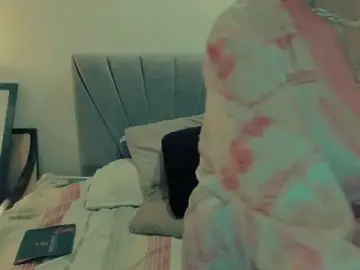 Stripchat Free Porn Cam of ScarletHoot_