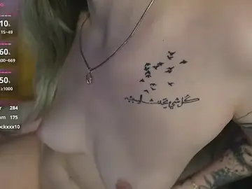 Stripchat Live Sex Cam of Ema_Reese