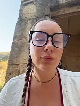 Stripchat Sex Cam of Mona_Plus