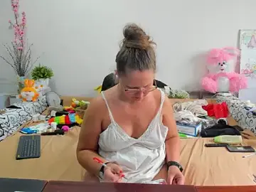 Stripchat Live Sex Cam of IamYourNarcotic