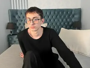 Stripchat Sex Cam of RonBevs