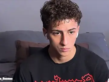 Stripchat Sex Cam of salvatore_romanoo