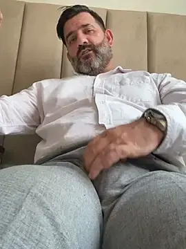 Stripchat Sex Cam of Hairy_Dad86