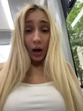 Stripchat Live Sex Cam of Pink_Kiss