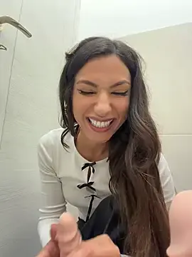 Stripchat Sex Cam of -_MiaQueen_-
