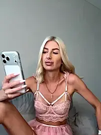 Stripchat Free Live Porn of Mia_Roxie