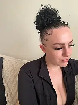 Stripchat Live Sex Cam of riri_bstvx