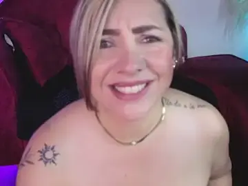 Stripchat Sex Cam of Isabella_lt