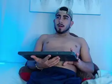 Stripchat Sex Cam of Michaell_and_twink