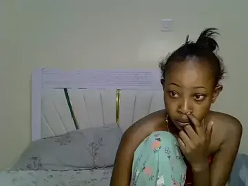 Stripchat Sex Cam of PetiteNoirrr