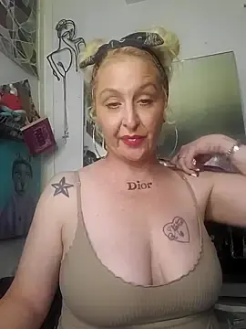 Stripchat Live Porn of NutNmyGUTdaddy