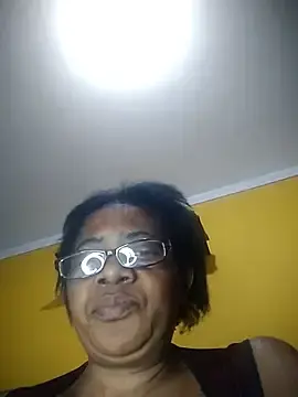Stripchat Sex Cam of zeebighips