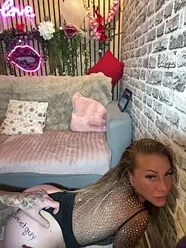 Stripchat Live Sex Cam of Lorentino_blondie
