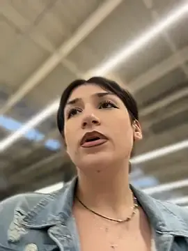 Stripchat Live Sex Cam of ScarletBloom_