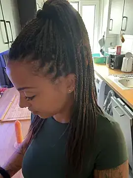 Stripchat Live Sex Cam of SweetPetiteNoir